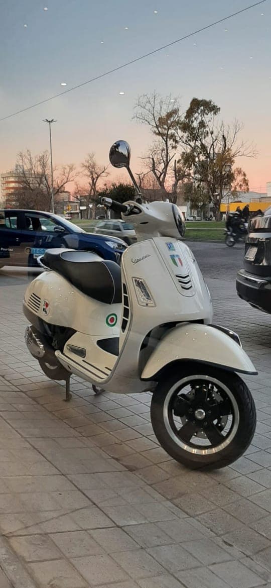 VESPA 300 GTS SUPER 2019 — foto 1 de 5