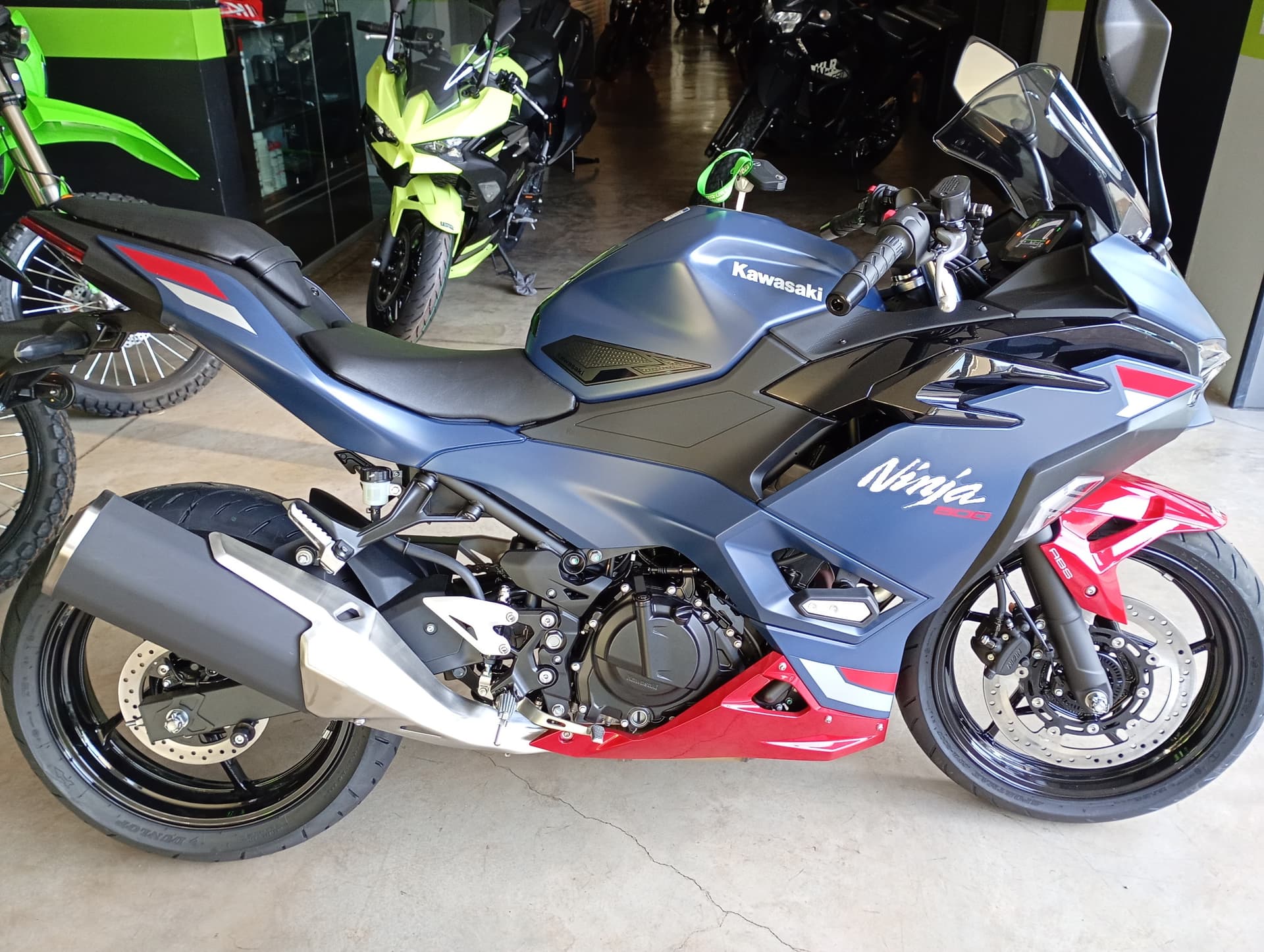 Kawasaki Ninja 500 se 2026 — foto 1 de 5