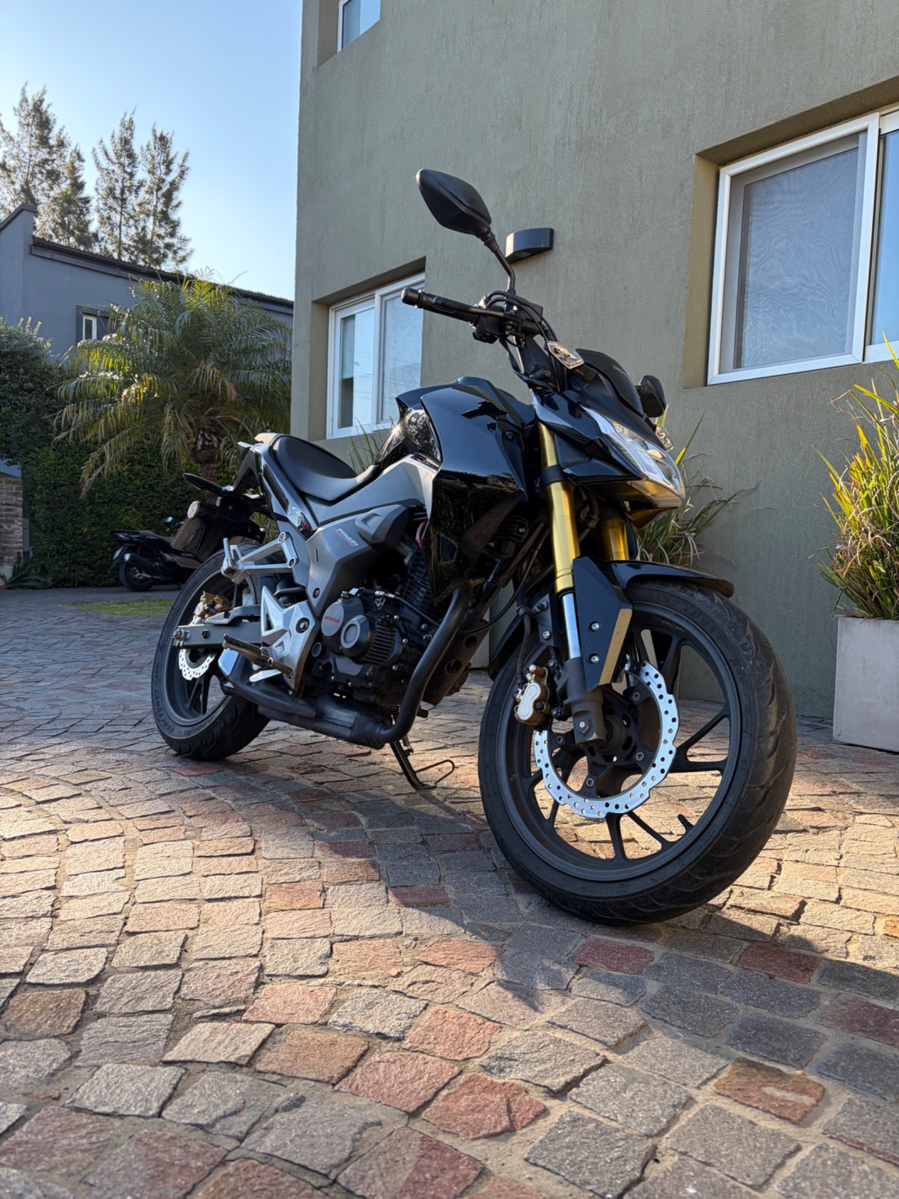 Honda cb190r 2017 — foto 1 de 5