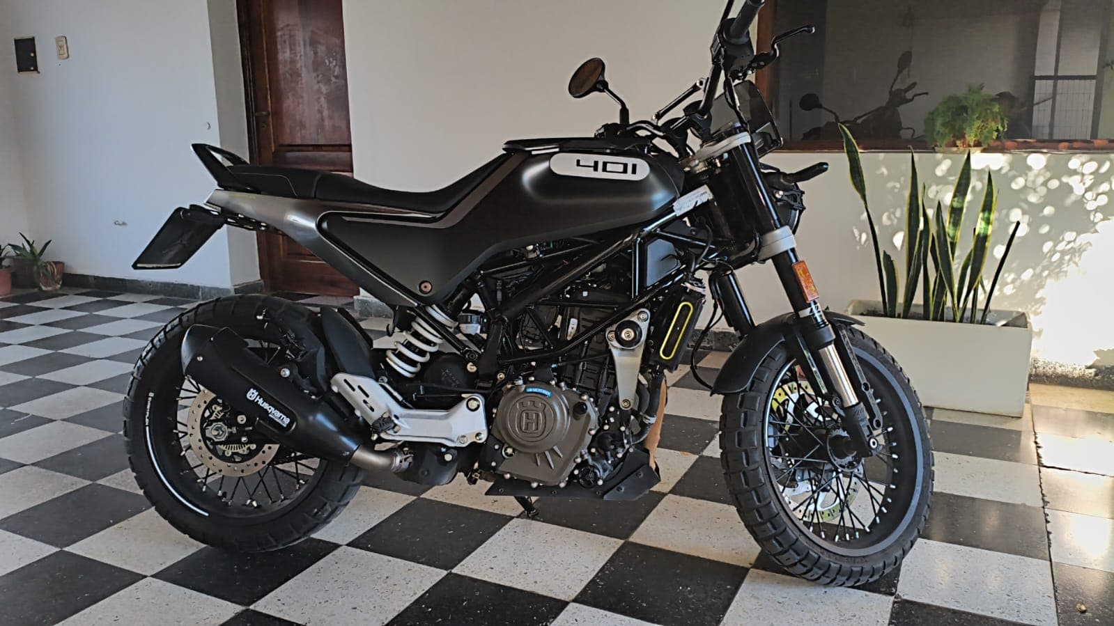 HUSQVARNA SVARTPILEN 401, AÑO 2021. IMPECABLE CONDICION — foto 1 de 2