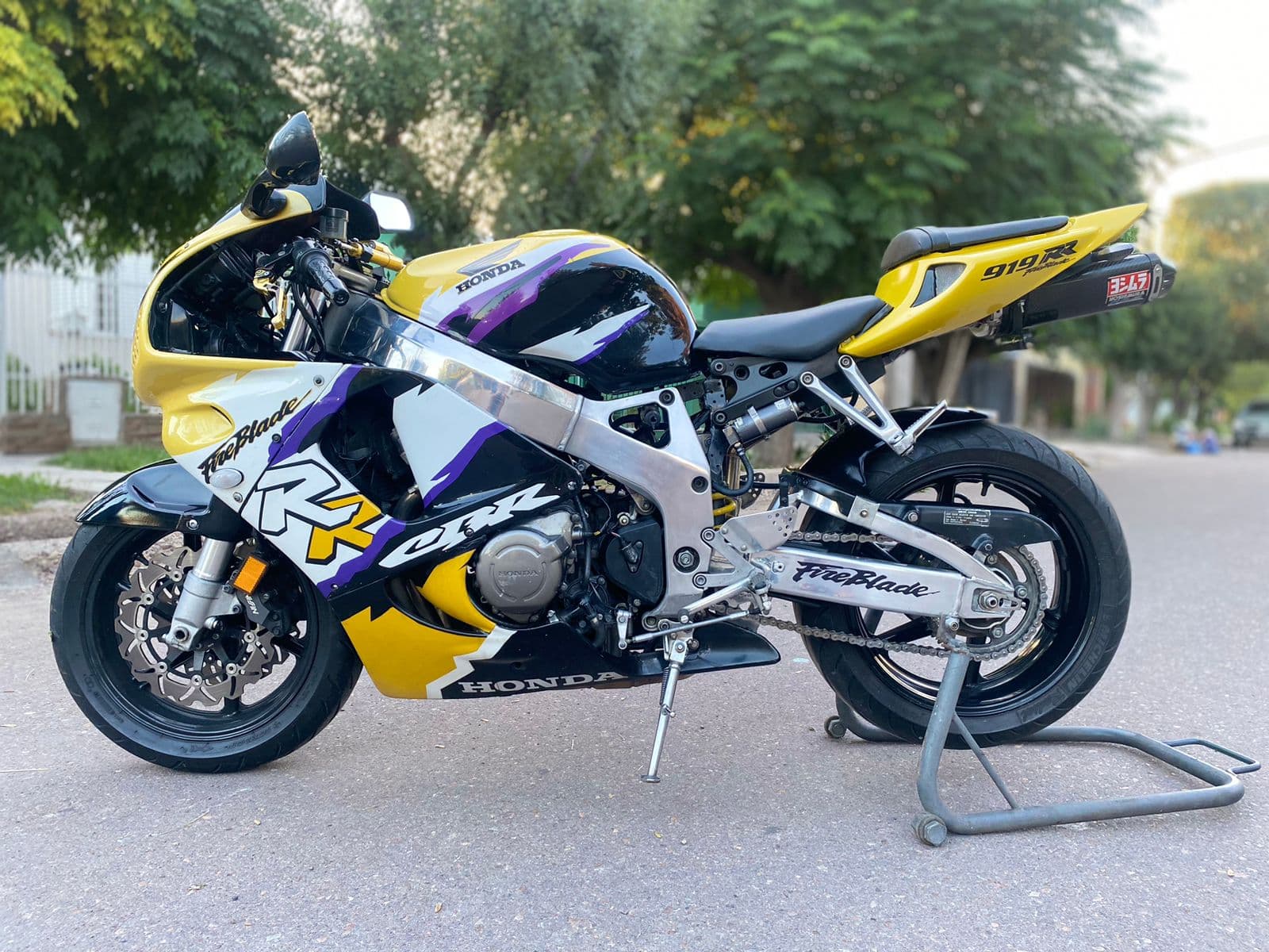 Honda CBR 919 RR 1997 — foto 1 de 3