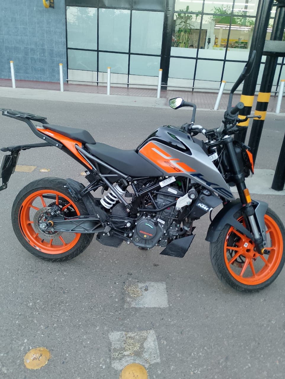 Oportunidad KTM duke 200 2025 1500km — foto 1 de 5