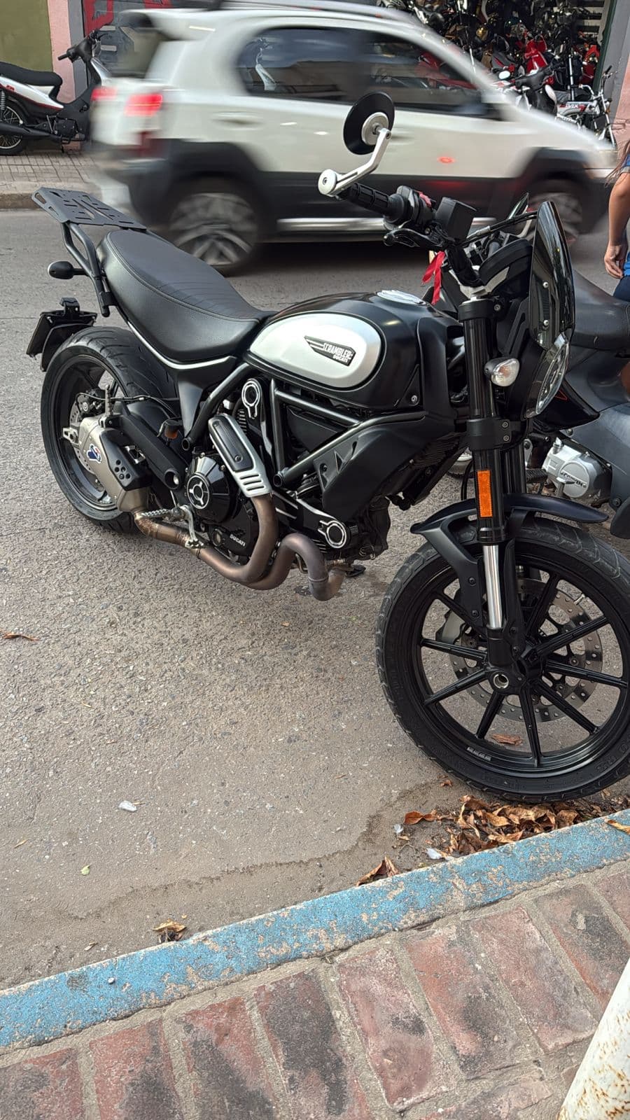 Ducati scrambler icon dark 800cc año 2023 — foto 1 de 4