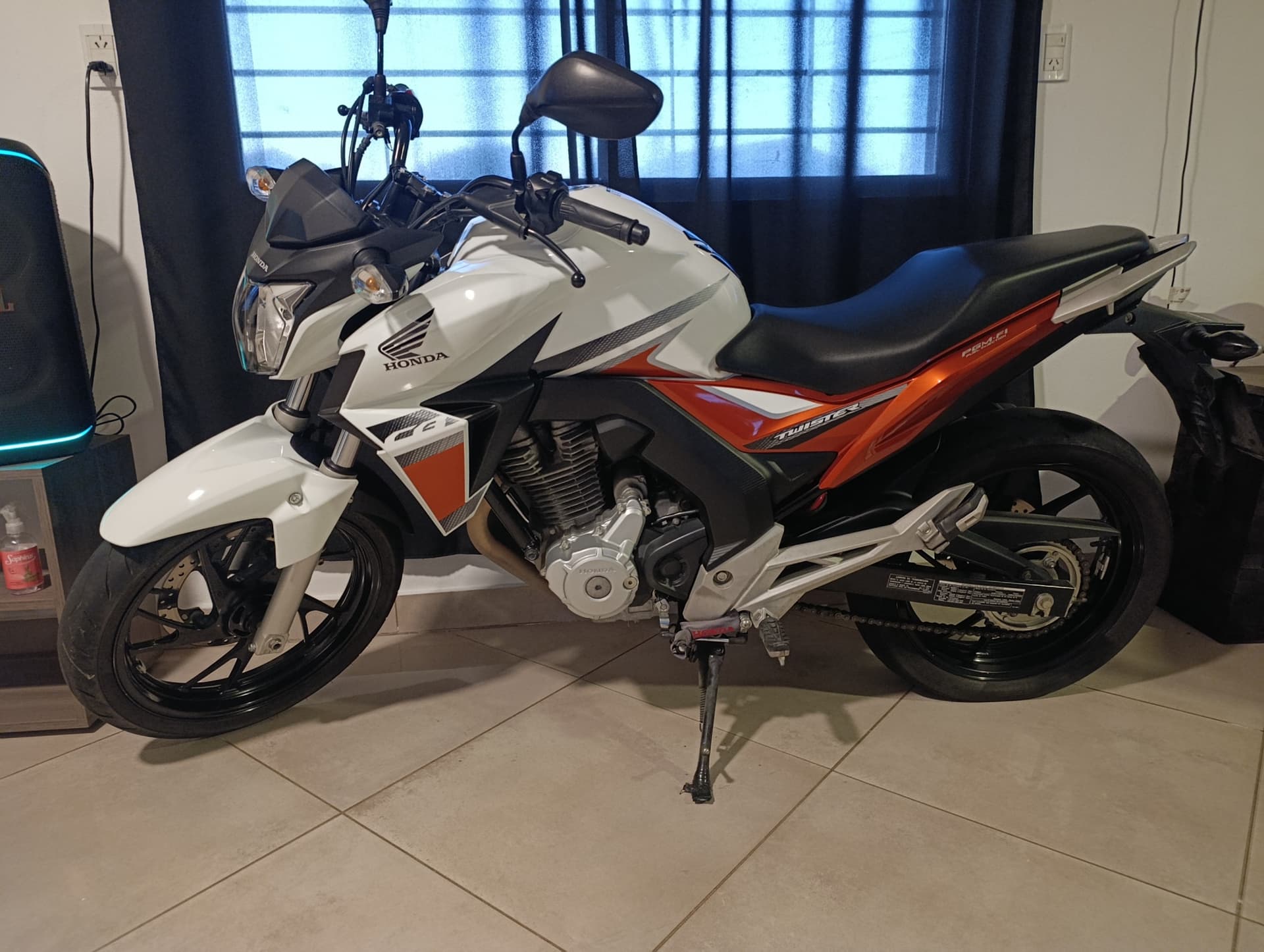 Honda Twister 250cc modelo 2020 titular — foto 1 de 3