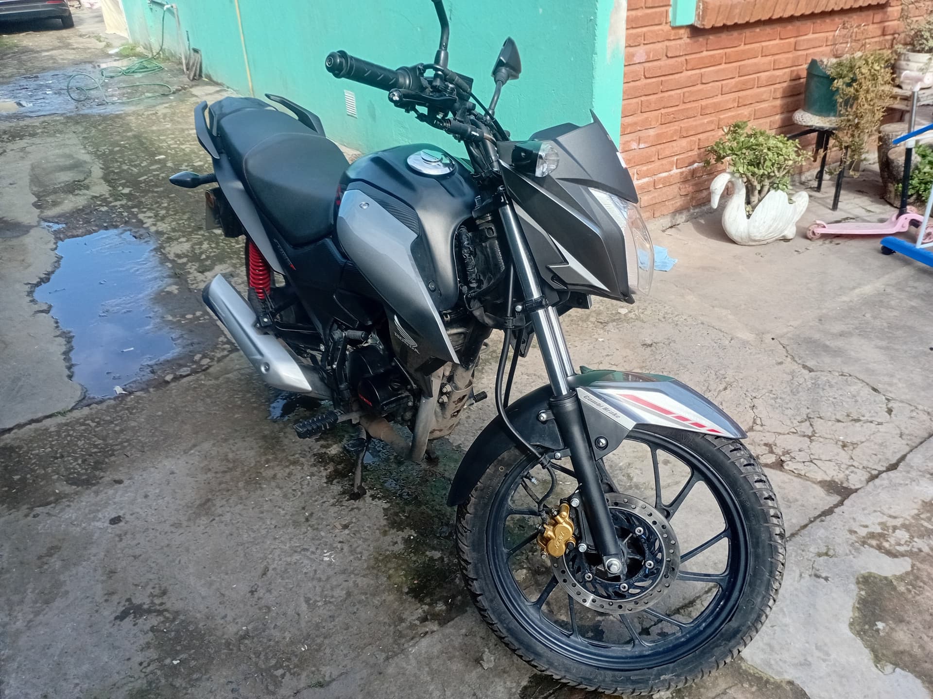 Honda Cb125f twister DLX 2025 — foto 1 de 3