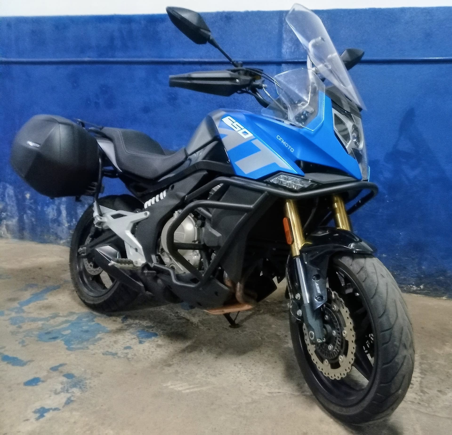 Vendo o permuto Cfmoto 650 MT 2023 — foto 1 de 5