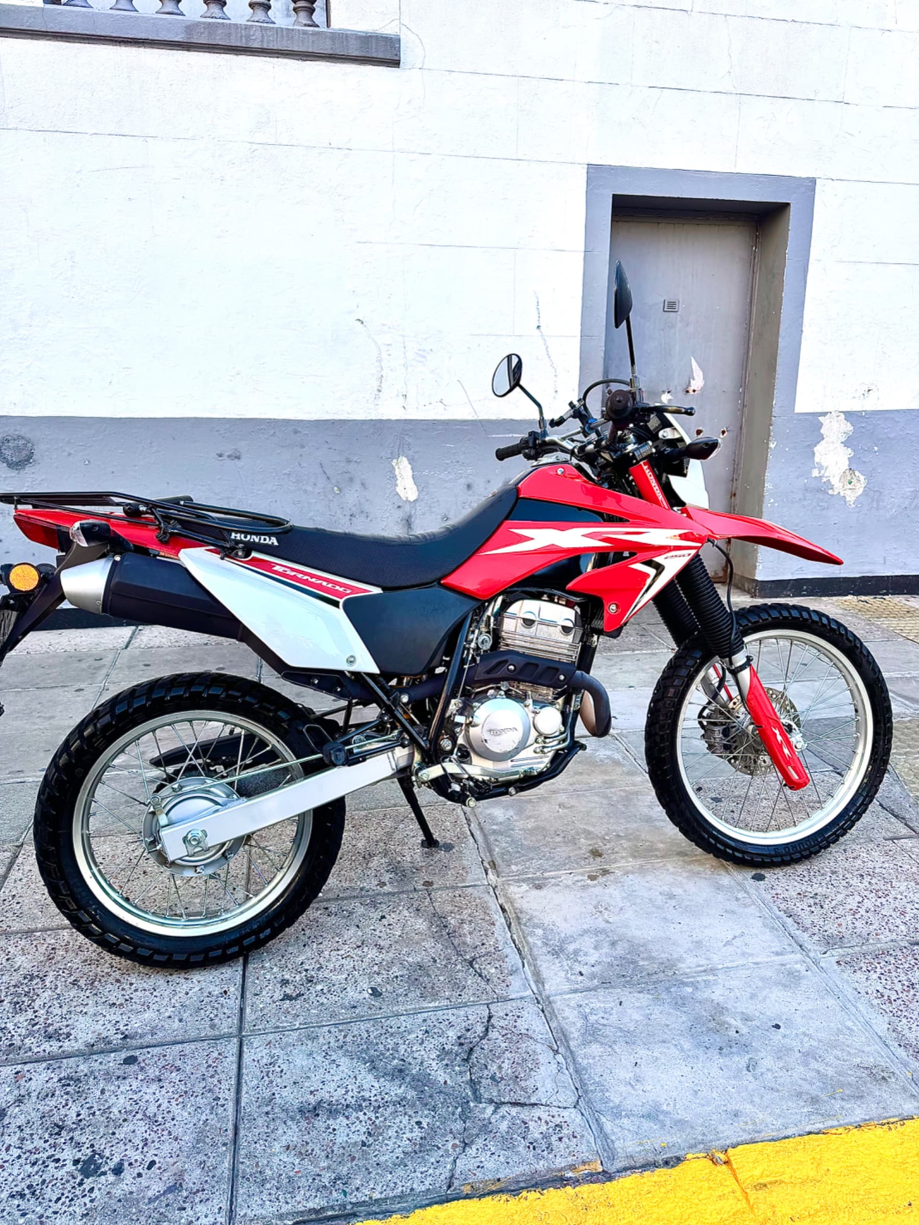 Honda Tornado XR 250 2024 — foto 1 de 3